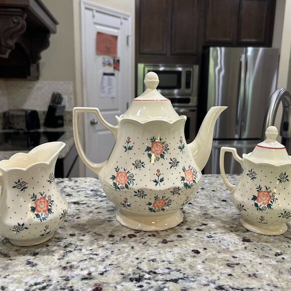 Johnson Brothers Monticello Teapot With Lid Creamer Sugar Bowl With Lid 5 Pieces